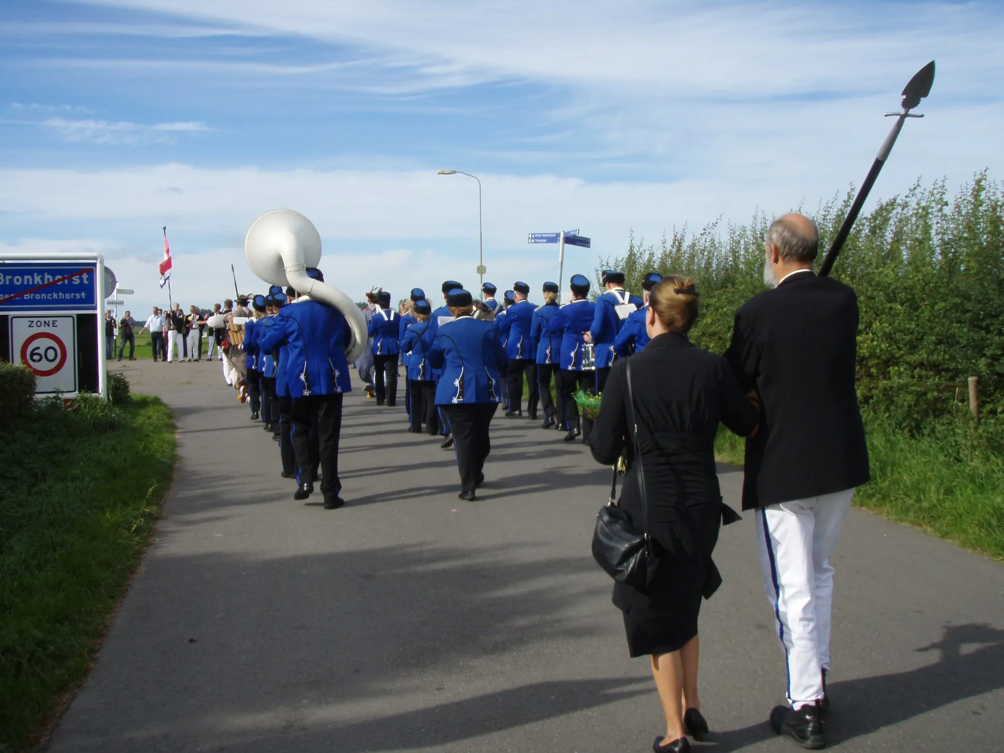 2007: Koninging Margo Engelaar wordt begeleid naar koning Ruud Engelaar.