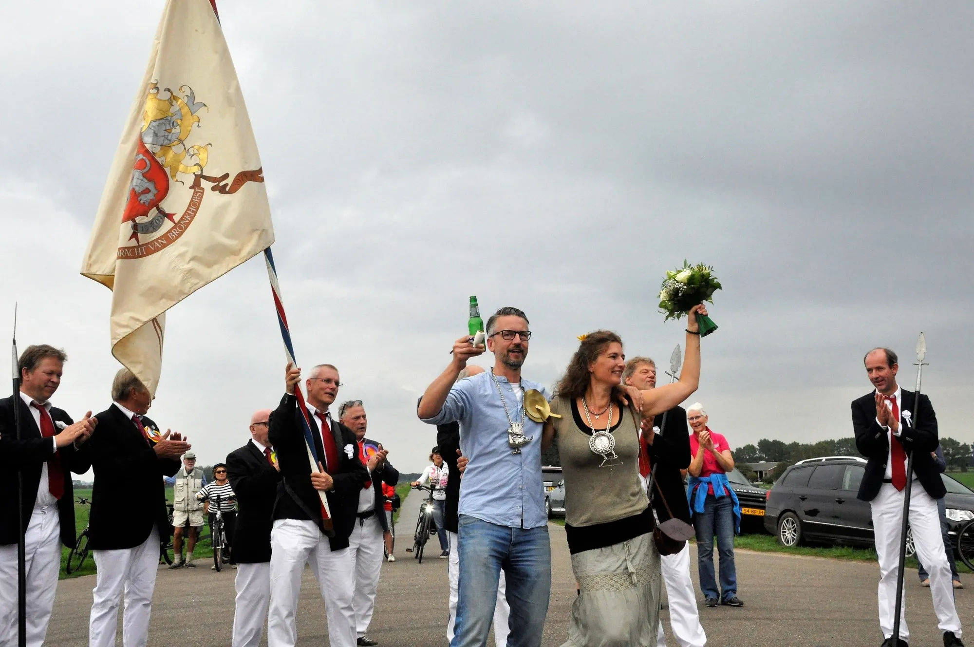 In de eerste ronde in het 58e schot haalde Maikel van Iperen de vogel naar beneden. Hij koos zijn vrouw Judith tot Koningin. 1e ronde, dat kan toch niet ? Jawel, er hadden 59 schutters zich opgegeven, echter de laatste was niet aanwezig, zodat het bestuur besloot een stukje jurisprudentie toe te voegen aan de roemrijke geschiedenis van Bronkhorst en Maikel tot Koning uit te roepen.