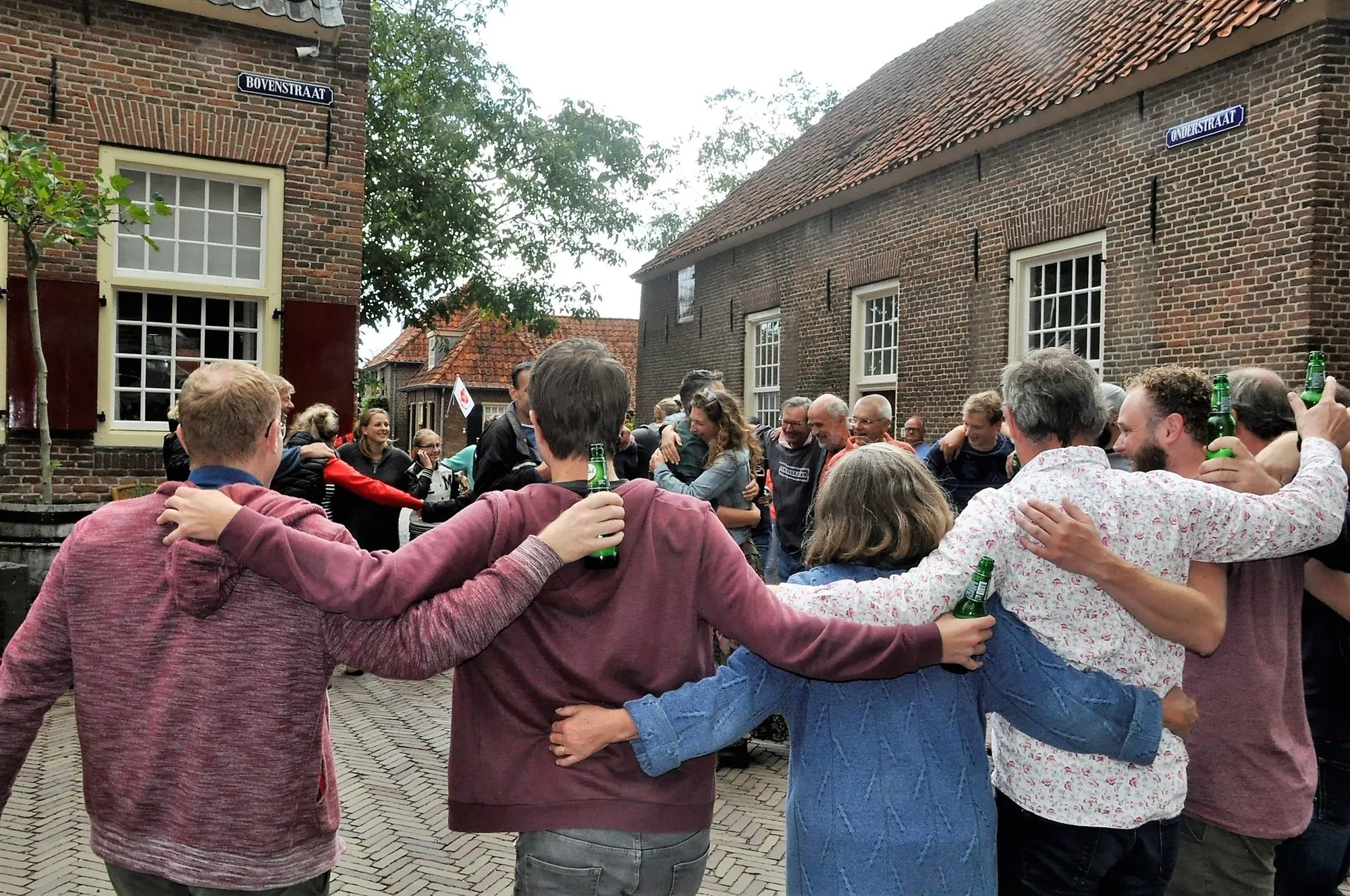 De eerste dans van de kermis is voor het Koningspaar van vorig jaar. Dit heet baan opsteken en kreeg dit jaar een andere dimensie door dit midden op het kruispunt plaats te laten vinden. Michael en Judith van Iperen brachten een perfecte wals onder begeleiding van muziekvereniging Nieuw Leven.